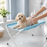 Perro bañándose sobre el soporte plegable PawSoak